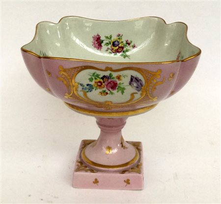 Manifattura di Limoges. Alzatina in porcellana con coppa polilobata decorata...