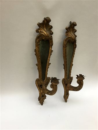 Coppia di appliques ad una luce in legno intagliato e dorato di forma...