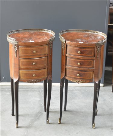 Coppia di comodini ovali a tre cassetti filettati, guarnizioni in metallo e...