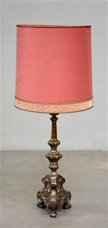 Candeliere tripode a una fiamma in rame sbalzato e argentato a cartiglio e...