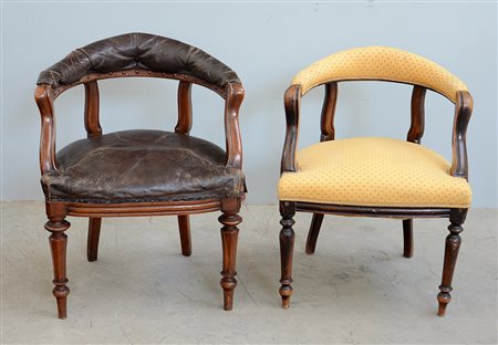 Coppia di poltroncine in noce con schienale sagomato a giorno, montanti e...