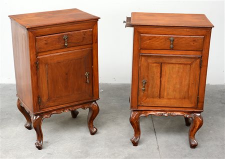 Due comodini ad un'anta ed un cassetto sottopiano, quattro gambe mosse,...