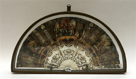 Ventaglio con stecche in avorio traforate e intagliate a motivi...