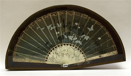 Ventaglio con stecche in madreperla traforata a volute con rilievi in oro,...