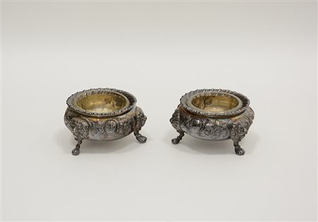 Coppia di salire tripodi in argento di forma circolare bombata decorata con...