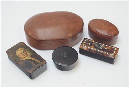 Lotto composto da due scatole di misura diversa, rivestite in pelle e...