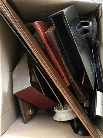 Cartone contenente numerosi oggetti per la scrivania (difetti)