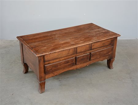 Tavolino da salotto con quattro cassetti e quattro gambe sagomate (cm...