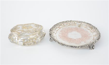 Lotto composto da una tabacchiera ed un'alzatina in metallo argentato...