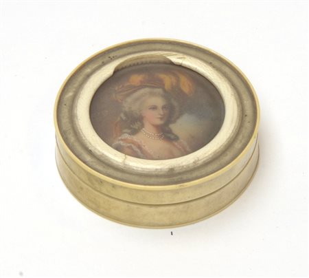 Tabacchiera di forma tonda in avorio con interno in tartaruga, coperchio...