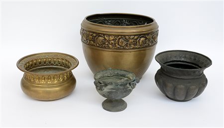 Lotto composto da tre cachepot in metallo e una base per turibolo (difetti)