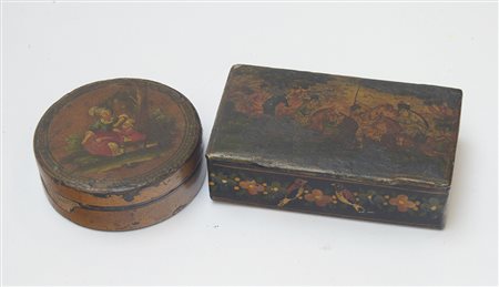 Lotto composto da due tabacchiere di forma diversa con coperchi dipinti con...