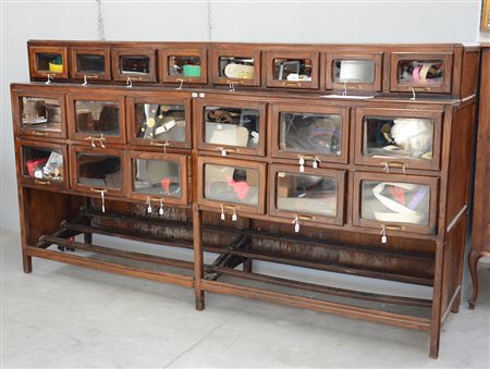 Cassettiera con tre file di cassetti, con fronte a vetri, base a listelli...