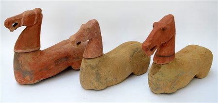 Manifattura cinese Lotto di tre cavalli con teste rimovibili in terracotta...