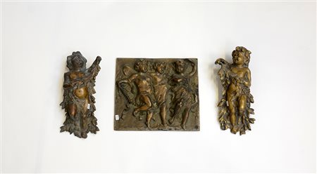 Lotto composto da tre elementi decorativi in bronzo, una placca e due fregi...