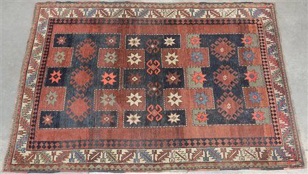 Tappeto Kazak, Caucaso inizio secolo XX Disegno a elementi geometrici color...