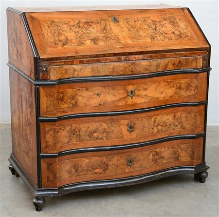 Ribalta lastronata in noce e radica di noce con fronte mossa a tre cassetti e...