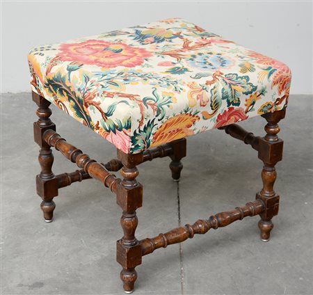 Antico sgabello in noce con gambe tornite a rocchetto, rivestimento in...