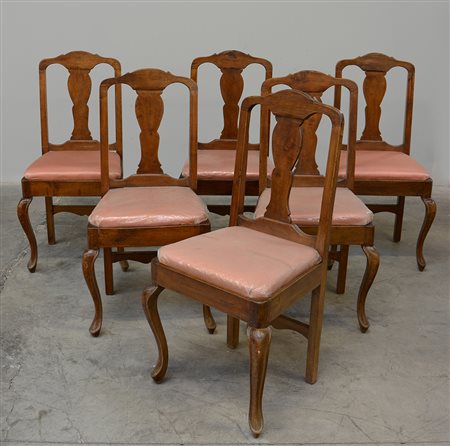 Gruppo di sei sedie in legno con gambe anteriori mosse, schienale a giorno...