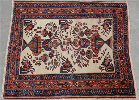 Tappeto Afshar, Persia fine secolo XIX Disegno a vasi fioriti su fondo bianco...