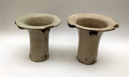 Due vasi cilindrici con larga bocca piatta in maiolica bianca (h. cm. 33),...