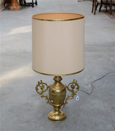 Lampada biansata in ottone tornito con anse sagomate e traforate. Paralume in...