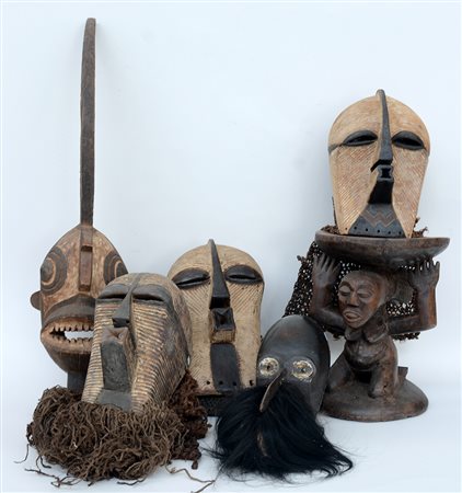 Arte africana, lotto composto da cinque maschere rituali in legno scolpito...
