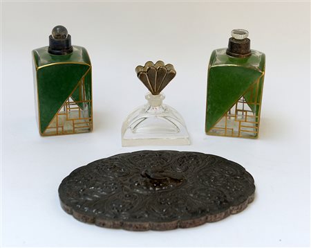 Lotto composto da una coppia di vasetti porta profumo in cristallo con decoro...