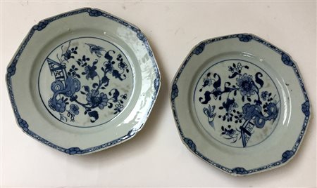 Due piatti ottagonali in porcellana bianca e blu da esportazione decorati con...