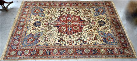 Tappeto Tabriz, Persia sec. XX Disegno a medaglione rosso su fondo bianco...