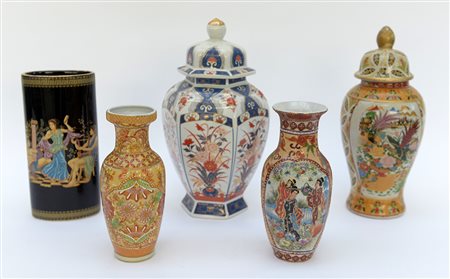 Lotto di cinque vasi in ceramica decorati in policromia di fatture e misure...