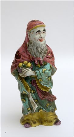 Scultura in porcellana policroma raffigurante saggio con cesto di pesche...