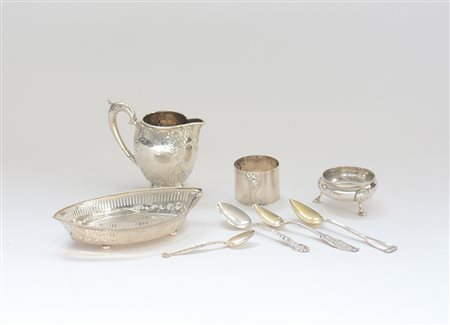 Lotto composto da una lattiera, una salsiera, una boccetta, un...