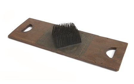 Cardatore in legno e ferro (l cm 47,5 ca) -EN An iron and wooden carder