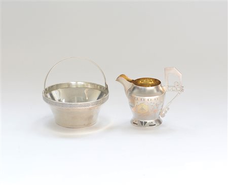 Lotto composto da un brick per il latte con superficie satinata parzialmente...