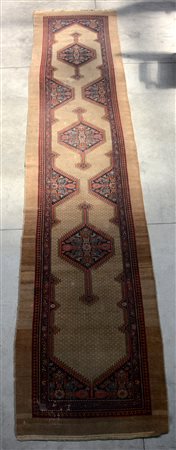 Tappeto Hamadan, Persia, inizio secolo XX. Disegno a medaglioni romboidali...