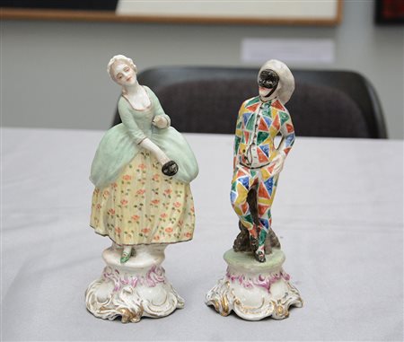 Due statuine in porcellana policroma 'Arlecchino' e 'Colombina' su ricche...