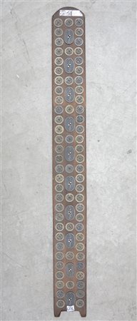 Gruppo di monete in metallo di manifattura cinese, dalla forma rotonda e...