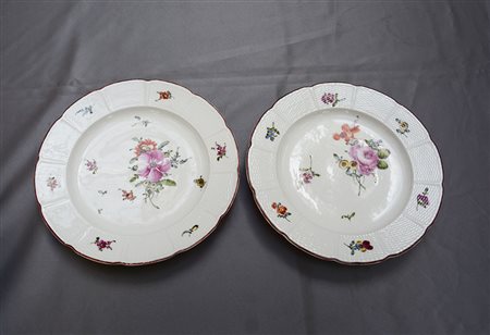 Manifattura di Ludwigsburg. Coppia di piatti in porcellana policroma, bordo...