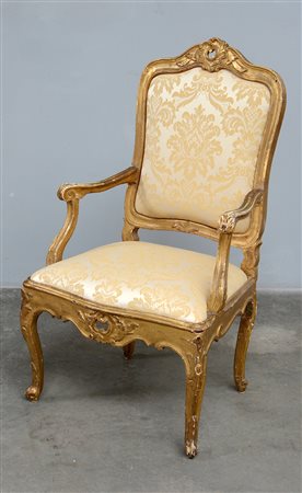 Poltrona in legno dorato e intagliato con schienale e fasce traforate, secolo...