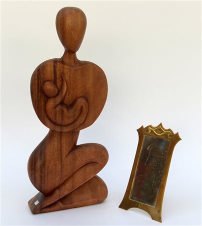 Lotto composto da una scultura lignea raffigurante una "Maternità" (h cm 49)...