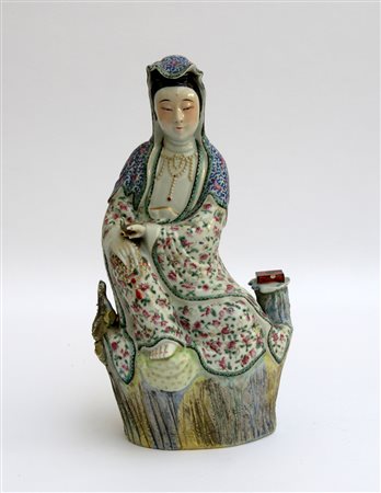 Guanyin in porcellana Famiglia Rosa, raffigurata seduta su base rocciosa...