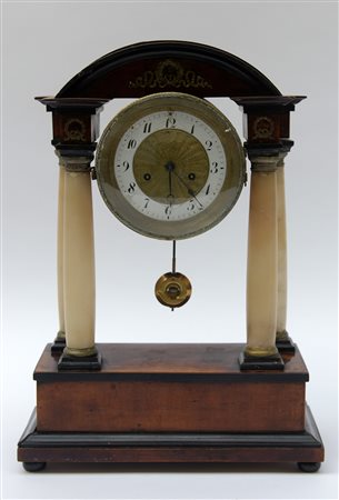 Pendola viennese con colonnine in alabastro, movimento con carica...