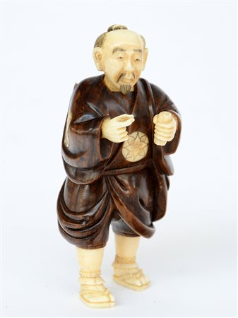 Okimono in legno e avorio (difetti) Giappone, sec. XX (h. 11 cm.) -EN .