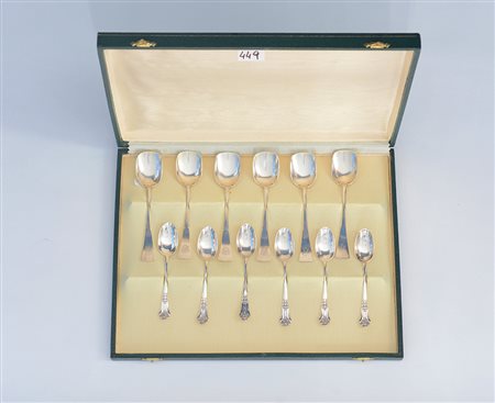 Set di sei cucchiaini da caffè uniti a sei da gelato in argento. In custodia...