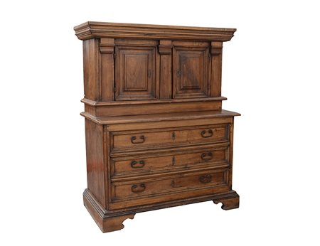 Antica credenza da sacrestia a due corpi in noce, parte superiore a due ante...