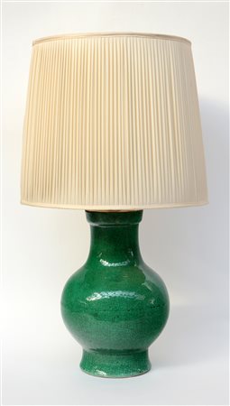 Manifattura orientale, vaso in ceramica a fondo verde decorato a (craquele)...