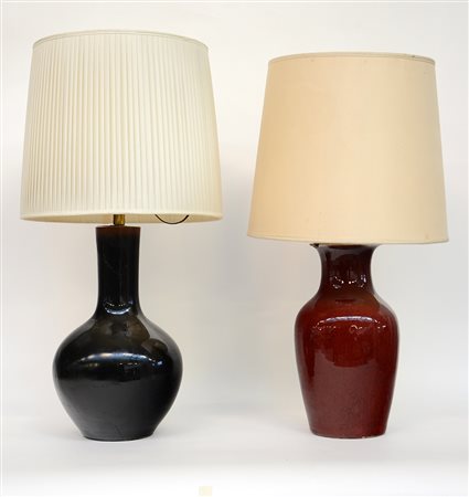 Lotto composto da due vasi in stile orientale a fondo nero e sangue di bue,...