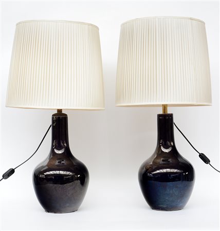 Coppie di vasi a bottiglia in ceramica a fondo blu (altezza cm 40)