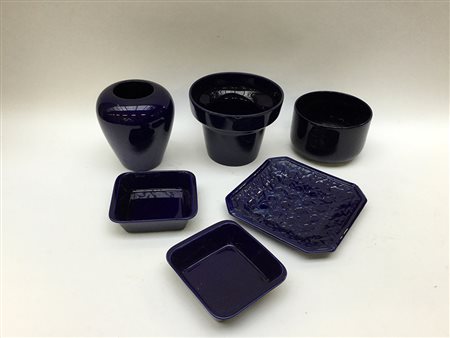 Lotto composto da due vasi, tre ciotole ed un posacenere in ceramica color...